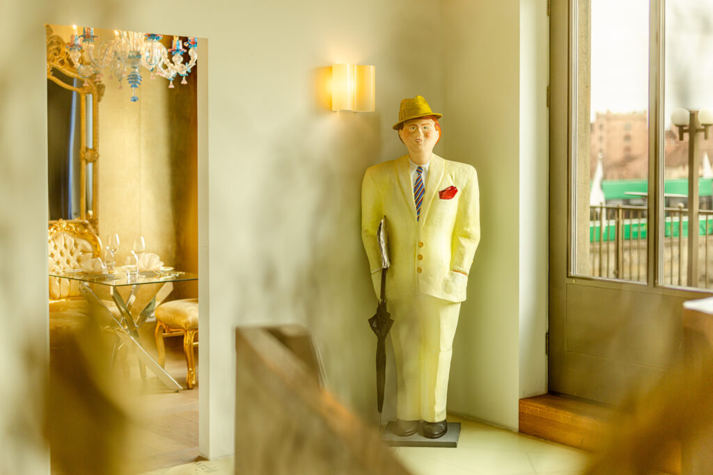 Mann mit Regenschirm und Zeitung